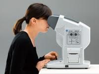 自動視力計のよる検査の様子